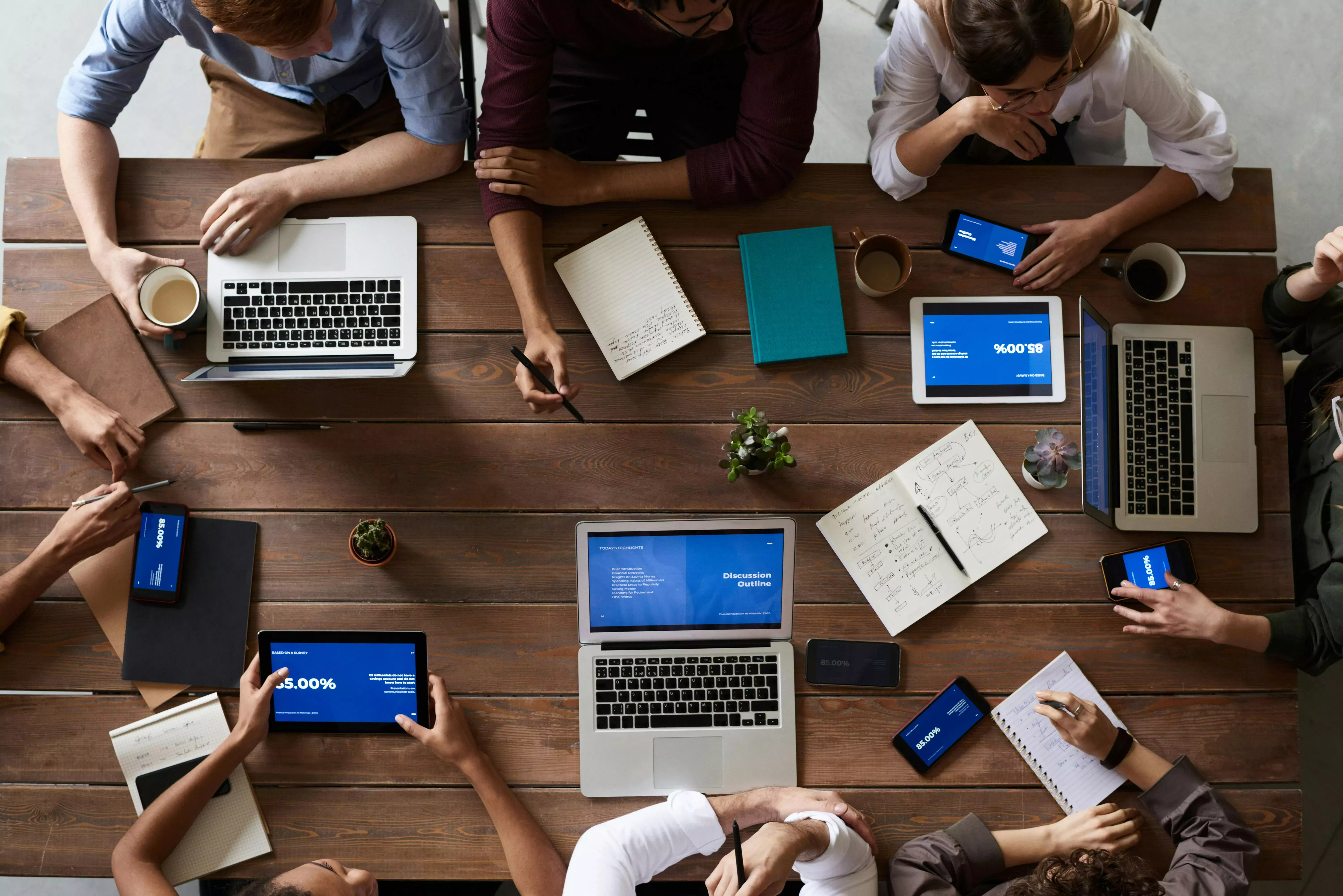 Consultoria e Soluções em Desenvolvimento Tecnológico Ilustração dos serviços de software, aplicativos, IA e automação